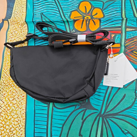 Lululemon silver All Night Festival Bag 2L - Picture 2 of 5